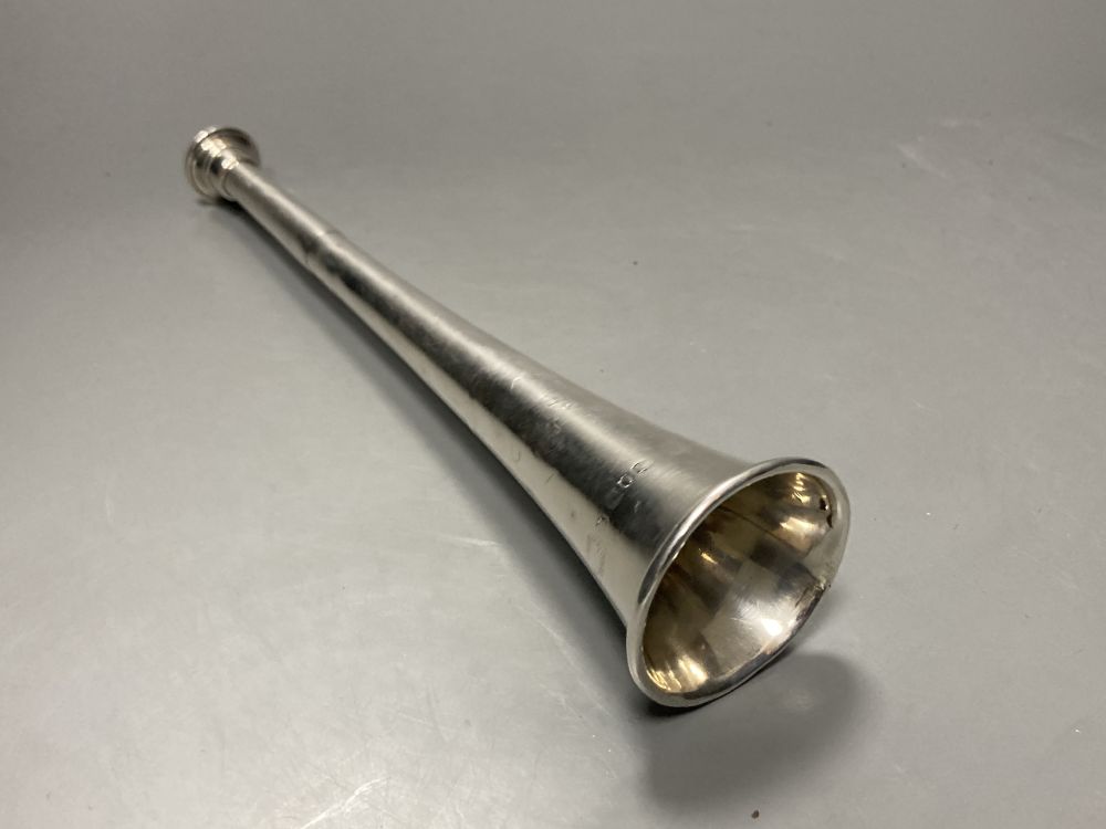 A George V silver hunting horn, by Kohler & Sons, London, 1910, 24cm, 97 grams, (a.f.).
